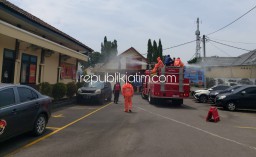 Perangi Corona, Truk Damkar Semprot Disinfektan Mako Polresta Sidoarjo