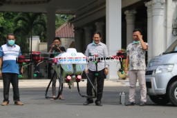 Semprotkan Disinfektan di Fasilitas Umum, Pemkab Sidoarjo Gunakan Drone Bantuan