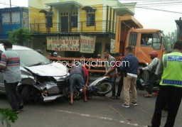 Avanza Dikendarai Anak Dibawah Umur Tabrak 3 Motor, 4 Terluka