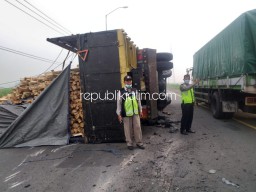 Ban Pecah Truk Muatan Kayu Hendak ke Mojokerto Terguling di Arteri Porong