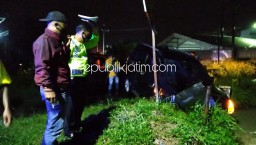 Mobil Daihatsu Terios Tabrak Pembatas Jalur Tarik - Balongbendo, Nyungsep Sungai Sopir Terluka