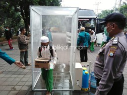 Pulang, Ratusan Santri Sidogiri Diperiksa Kesehatan dan Disemprot Disinfektan