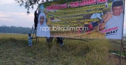 Sambangi Ponorogo, Gubernur Jatim Ikut Panen Raya, Lihat Batik hingga Bagikan Sertifikat PTSL