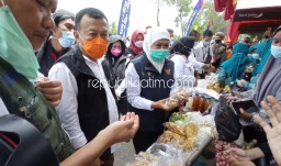 Bupati Borong Tempe Bungkus Daun Di Stan UMKM Desa Bedingin Untuk Gubernur Jatim