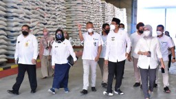 Jelang Ramadhan, Gus Muhdlor Cek Stok Beras di Gudang Bulog Buduran