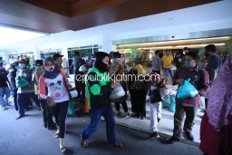 Lawan Covid-19, Dewan Sidoarjo Bagikan Ribuan Paket Sembako