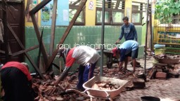 Tak Kunjung Diperbaiki, Atap SDN 2 Krebet Ponorogo Ambruk Dimakan Usia
