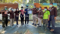 Peduli Satwa, Bandell Lighting Dinobatkan Jadi Orang Tua Asuh Buaya Kebun Binatang Surabaya