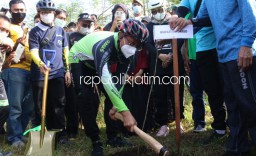 Pacu Gerakan Sosial, Gus Muhdlor Gowes Bersama Ke Jabon Tanam 1.000 Pohon Trembesi