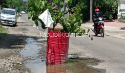 Jalan Berlubang Bungkal - Jetis Dibiarkan, Dipasangi Warga Drum Antisipasi Kecelakaan