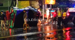 Terobos Lampu Merah, Pikup Tabrak Scoopy hingga Terbalik di Perempatan Jetis Ponorogo, Dua Terluka