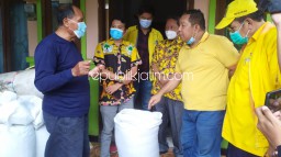 Prihatin Panen Raya Harga Anjlok, Golkar Sidoarjo Borong Beras Petani Wonoayu
