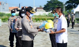 Respon Cepat Penanganan Covid-19, Kapolresta Sidoarjo Bagikan Ratusan APD dan Paket Sembako