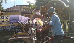 Peduli Covid-19, Polsek Dan Bhayangkari Tanggulangin Bagi Sembako