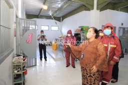 Berkebaya, Pegawai Perempuan Kemenkumham Jatim Salurkan Bantuan Covid-19 dan Semprot Disinfektan