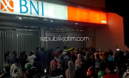 Antrean Calon Penerima Bantuan UMKM Berjubel di BNI Cabang Krian Dibubarkan Polisi