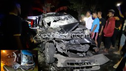 APV Adu Moncong dengan Sumber Selamat, Bodi Mobil Hancur Pengemudi Tewas Terjepit