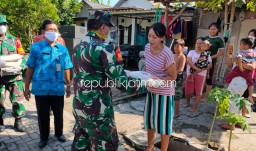 Jelang Ramadhan Koramil 0816/10 Balongbendo Bagi Sembako untuk Warga Terdampak Covid-19