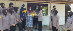 Peringati Hari Kartini, Polwan Ponorogo Bagi Sembako Untuk Warga Terdampak Covid-19