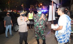 Lawan Corona, Dua Petinggi TNI Polri di Ponorogo Kompak Bagi-Bagi Menu Sahur