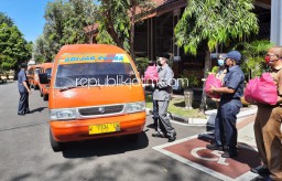 Pemkab Sidoarjo Bagikan Sembako untuk 200 Sopir Angkot