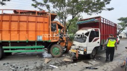 Diduga Sopir Ngantuk, Truk Tabrak Truk di Ringroad Ngawi Dua Sopir Terjepit