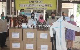 Gugus Tugas Penanganan Covid-19 Sidoarjo Terima Bantuan 30 Baju Hazmat dan 10.000 Masker PT Young Tree