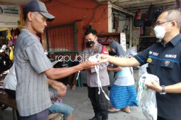 Ingatkan Disiplin Prokes, Polresta Sidoarjo Bagikan 50.000 Masker ke Warga