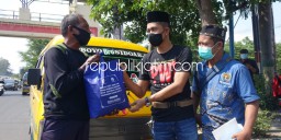 Jelang Lebaran, PWI Sidoarjo Bagikan Puluhan Paket Sembako untuk Sopir Angkot Jurusan Sidoarjo - Bungurasih