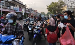 Tiga Komunitas Krian Bagi-Bagi Ratusan Paket Takjil untuk Pengguna Jalan