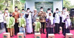 Ajak Perhatikan Sesama, Gus Muhdlor Beri Santunan Anak Yatim dan Dhuafa Trosobo di Bulan Ramadhan