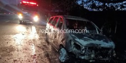 Korsleting Listrik, Kijang Innova Ludes Terbakar di Porong, Tiga Penumpang Asal Demak Selamat