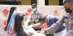 Polresta Sidoarjo Gandeng Yayasan Budha Bagikan 1.100 Paket Sembako
