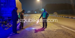 Honda Beat Keluar Gang di Bypass Krian Diseruduk Truk Bapak, Ibu dan Anak Pengendara Motor Terluka