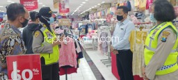 Jelang Idul Fitri 1442 Hijriyah, Petugas Polresta Sidoarjo Disiplinkan Para Pengunjung Mall