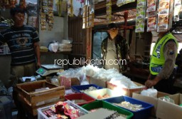 Pandemi Covid-19 Jelang Lebaran, Petugas Polsek Sooko Cek Harga Sembako