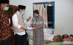 Cak Nur Santuni Tiga Keluarga Miskin Sakit Lumpuh Menahun Asal Gedangan