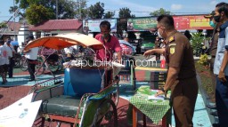 Ratusan Tukang Becak Antre Terima Bingkisan Kepala Kejari Ponorogo