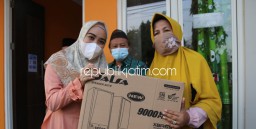 Istri Bupati Sidoarjo Berikan Santunan dan Bantuan Sembako di Kelurahan Sekardangan