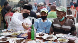 Penghujung Ramadhan, BHS Berbuka Bersama dan Bagikan Sembako Bagi Puluhan Tukang Becak Pasar Larangan