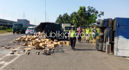 Pikup Bermuatan Kecap Ngeban, Ditabrak Truk dari Belakang Terbalik di Porong