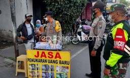 Petugas Gabungan Razia Jasa Penukaran Uang Baru di Depan Pasar Krian