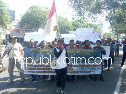 Delapan Bulan Dirumahkan, Karyawan PT BPS Demo PLN Sidoarjo