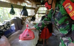 Polsek Ngrayun Bantu Sembako Mbah Tukinem Yang Tinggal di Kandang Sapi Tetangga