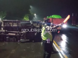 Ban Pecah, Truk Muat Bahan Kimia Terguling Di Jalur Surabaya-Mojokerto