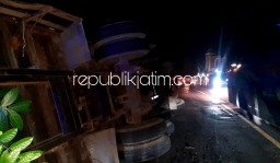 Truk Tronton Muatan Kardus Bekas Terguling Ganggu Arus Lalu Lintas