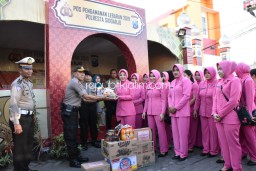 Bhayangkari Sidoarjo Bagikan Bingkisan ke Petugas Operasi Ketupat Semeru 2019