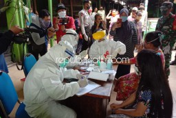 Tekan Penyebaran Covid-19, Petugas Rapid Test dan Semprot Kampung Zona Merah Wonocolo Taman