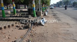 Kanstin Trotoar Alun-Alun Ponorogo Bertahun-Tahun Dibiarkan Rusak Amburadul Tanpa Perbaikan