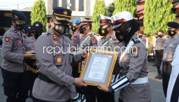 Kapolres Ponorogo Beri Penghargaan Belasan Orang Berprestasi, Termasuk Anggota, Kades dan ASN